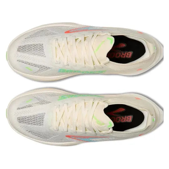 Topbillede af Brooks Hyperion Max 3 løbesko (Herre) i Coconut/Green Gecko/Pink Clay: overdel i mesh, beige snørebånd, neongrønne og blå detaljer - gode til tempotræning. Sorte indlægssåler med rødt "Brooks"-logo; skoene er vist side om side.