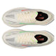 Topbillede af Brooks Hyperion Max 3 løbesko (Herre) i Coconut/Green Gecko/Pink Clay: overdel i mesh, beige snørebånd, neongrønne og blå detaljer - gode til tempotræning. Sorte indlægssåler med rødt "Brooks"-logo; skoene er vist side om side.