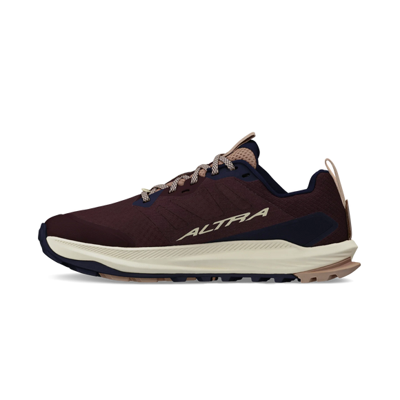 Altra Lone Peak 9+ Dame i rødbrun har sorte og beige detaljer, en hvid sål og "ALTRA" trykt på siden. Skoen er vist fra venstre.