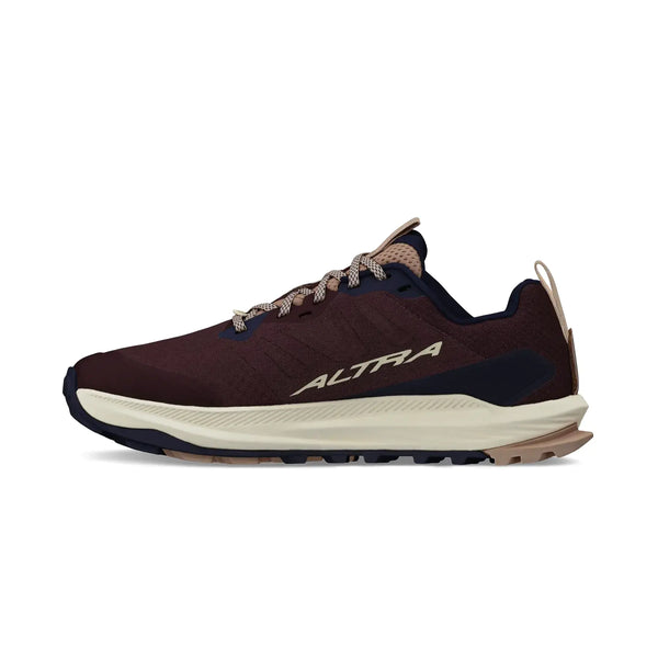 Altra Lone Peak 9+ Dame i rødbrun har sorte og beige detaljer, en hvid sål og "ALTRA" trykt på siden. Skoen er vist fra venstre.