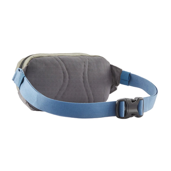 Patagonia Terravia Mini Hip Pack, Unisex, i River Rock Green har en blå justerbar rem og et sort plastikspænde - en ideel kompakt opbevaringsløsning til dine vigtigste ting.