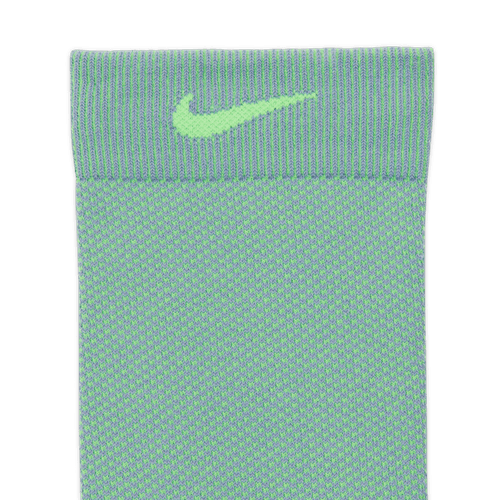 Et nærbillede af Nike Fast Lightweight Crew-strømpen i Iron Purple/Voltage Green, der viser den ikoniske swoosh nær manchetten og et struktureret design - perfekt til din foretrukne unisex Nike-tee eller svedtransporterende træningstrøje.