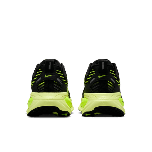 Et par Nike Vomero 18 dame løbesko i Black/Volt-Cyber-Lt Lemon Twist vises bagfra på en hvid baggrund med hæl, Nike-logo og ZoomX-mellemsål for komfort.