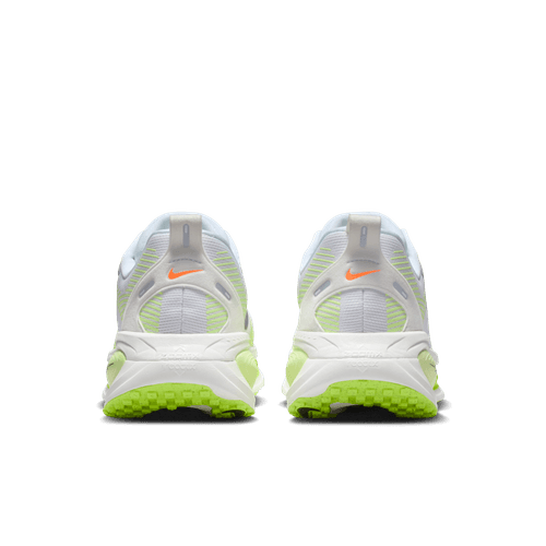 Et par hvide Nike Vomero 18 herre løbesko vises bagfra med voltgrønne såler og accenter, meshdetaljer og et orange Nike-logo på hver hæl - ideelt til komfortløbræning på en almindelig lys baggrund.