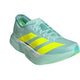 Adidas Adizero Adios Pro 4 Dame i Semi Flash Aqua/Lucid Lemon/Mint Ton har lysegule striber, en tyk sål og blågrønne snørebånd - ideel til maratonløb og vist på en hvid baggrund.