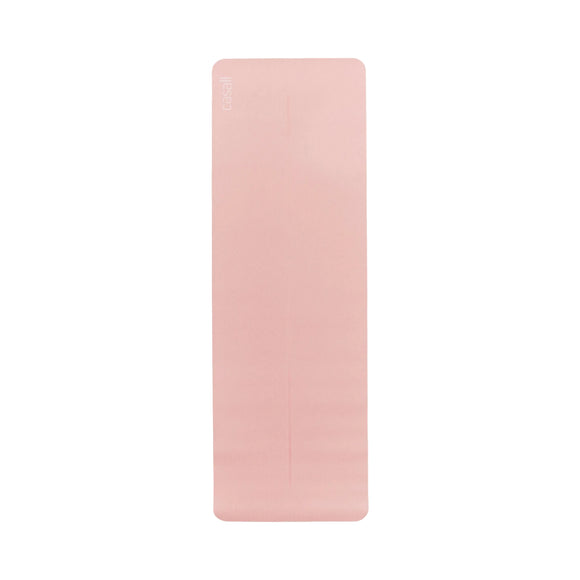 En Casall Yoga Mat Position 4mm, Unisex, i lys rosa/pink med afrundede hjørner ligger fladt på en lys beige baggrund og viser sin glatte, let strukturerede overflade og Casall-logoet i øverste venstre hjørne.