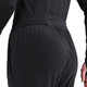 Nærbillede af en person iført Nike Dri-FIT Mid-Rise Running Pants, Dame, Black/Reflective Silv, med fokus på linning og baglomme. Ideel træningstøj dame til træning. Almindelig hvid baggrund.