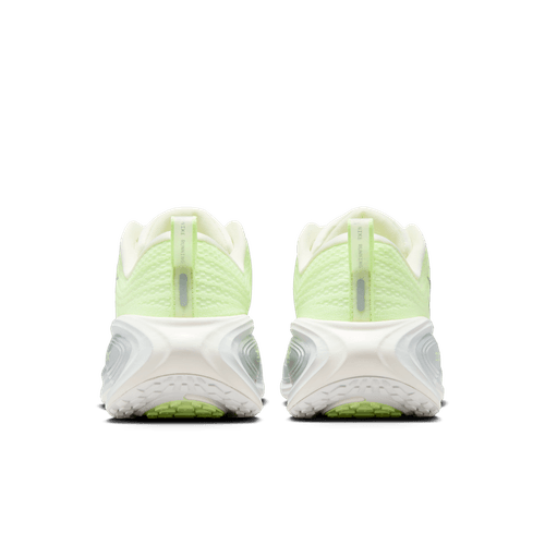 Et par Nike Vomero Plus løbesko dame i Sail/Metallic Silver-Barely Volt vises bagfra på en hvid baggrund med tekstureret overdel, hvide såler med ReactX-mellemsål og et lille grønt område på hver hælsål.