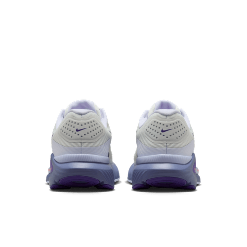 Nike Structure 26 Dame løbesko i Summit White/Wild Grape-Amethyst Tint er vist bagfra og har stabilitetsfokuserede såler, en let hævet hæl og perforerede detaljer ved siden af Nike-logoet.