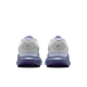 Nike Structure 26 Dame løbesko i Summit White/Wild Grape-Amethyst Tint er vist bagfra og har stabilitetsfokuserede såler, en let hævet hæl og perforerede detaljer ved siden af Nike-logoet.