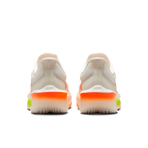Et par Nike Zoom Fly 6 Dame-sko i Pale Ivory/Hyper Crimson, vist bagfra med en hvid overdel, orange og grønne detaljer og en struktureret sål. Skoene står side om side på en hvid baggrund.