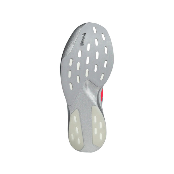 Billedet viser sålen på Adidas Adizero Evo SL, Herre (Silvmt/Lucred/Ironmt). Den lysegrå sål har hvide trædepuder, lyserøde detaljer, et Continental-logo øverst og Lightstrike Pro-støddæmpning langs siden.