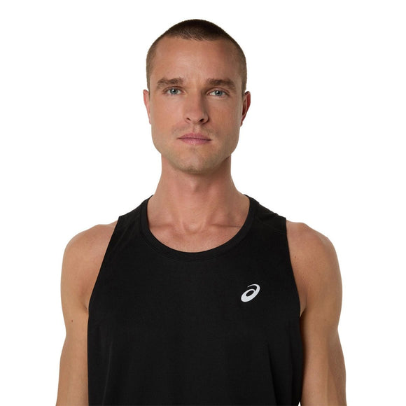 En mand med kort hår kigger fremad mod en almindelig hvid baggrund, iført Asics Core Singlet, Herre i Performance Black.