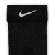 Et nærbillede af Nike Fast Wool Micro Crew Sock i Black/Dk Smoke Grey/Reflective Silv, der viser den hvide Swoosh nær manchetten og er fremstillet med Dri-FIT-teknologi mod en almindelig hvid baggrund.