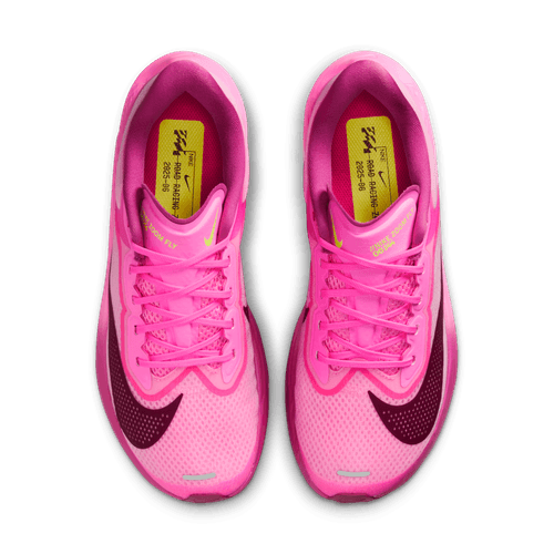 Et par Nike Zoom Fly 6 dame løbesko i Pink Spell/Bordeaux-Crimson Tint vist ovenfra med gule indersålsmærker, mørk rødbrun swoosh, responsiv ZoomX-skumdæmpning, pink snørebånd og overdel i mesh for komfort og stil.