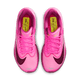 Et par Nike Zoom Fly 6 dame løbesko i Pink Spell/Bordeaux-Crimson Tint vist ovenfra med gule indersålsmærker, mørk rødbrun swoosh, responsiv ZoomX-skumdæmpning, pink snørebånd og overdel i mesh for komfort og stil.