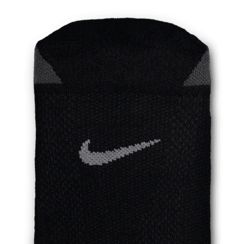 Nærbillede af Nike Fast Lightweight No Show unisex-strømper i sort/mørk røggrå med et gråt Swoosh-logo og to små grå trekantede manchetter. Strømperne har et åndbart, struktureret netlignende mønster.