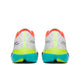 Saucony Endorphin Trainer Herre i White/Mutant har hvid overdel med sorte og grå detaljer samt neongule og turkise hæle med orange accent.