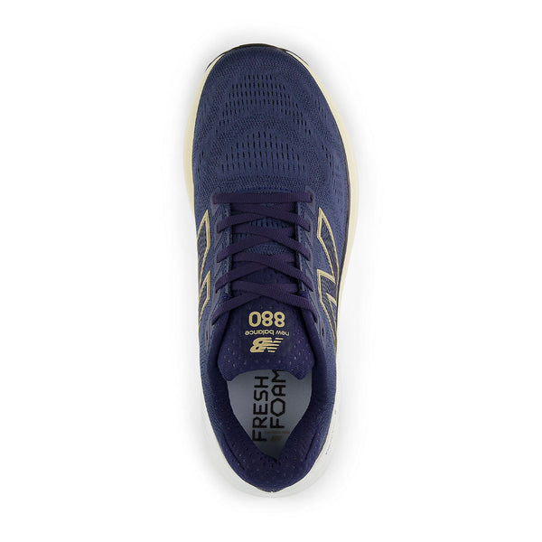 New Balance FreshFoam 880 v15 herre løbesko i Vintage Indigo/Stoneware set oppefra med "088" og "New Balance" på pløsen, mesh-overdel, sorte snørebånd og "FRESH FOAM" på indersålen for ekstra komfort.