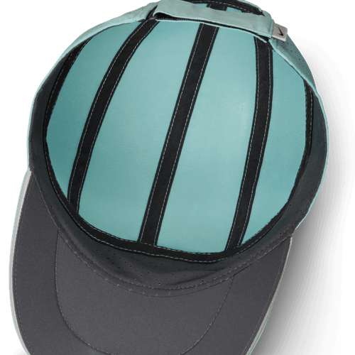 Et nærbillede af Nike Adv Fly Cap (Unisex, Cannon/Anthracite/Reflective Silv) viser en blågrøn inderside med sorte sømme, en mørkegrå skygge og en justerbar strop. Dri-FIT-teknologi giver åndbar komfort under brug.