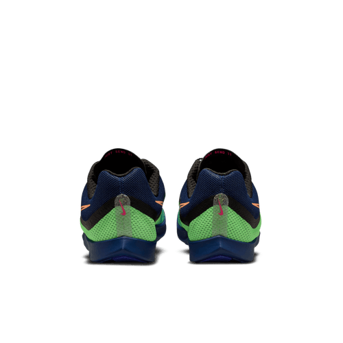 Et par Nike Rival Distance unisex løbesko i Dark Obsidian/Black "GLAM" med grønne hæle, sorte og grå detaljer og en rød hælstribe vises bagfra mod en almindelig hvid baggrund.