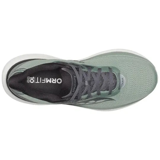Topbillede af en Saucony Triumph 23 løbesko komfort løbesko til herrer i Iceburg/Carbon. Overdelen i mesh og den hvide sål gør den ideel som mængdetræningssko til de daglige løbeture. Saucony-branding på den sorte indersål.