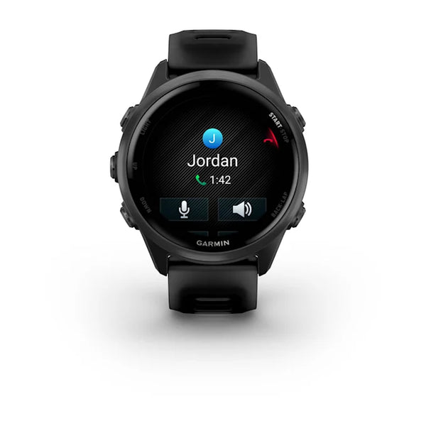 En Garmin Forerunner 570 42mm i Slate Grey Aluminium/Translucent Black viser et indgående opkald fra Jordan (1:42) med mulighed for at acceptere og afvise, fotograferet på en hvid baggrund.