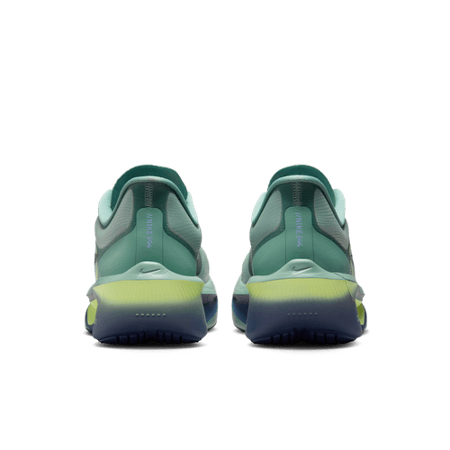 Et par Nike Zoom Fly 6 løbesko herre set bagfra med et Cannon/Seaweed-Light Silver-Cobalt Bliss-farveskema og mørkeblå såler. Begge sko har Nike-logoet på hælen.