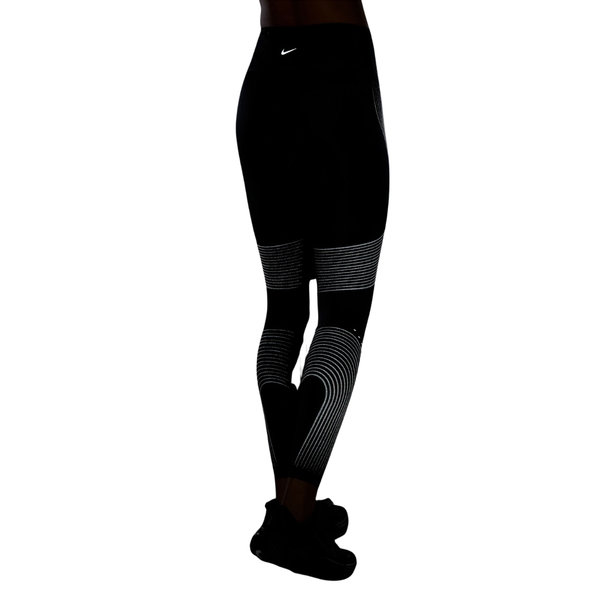 Nike løbetights til kvinder med høj talje og fuld længde i sort, med reflekterende vandrette striber på lårene og læggene.