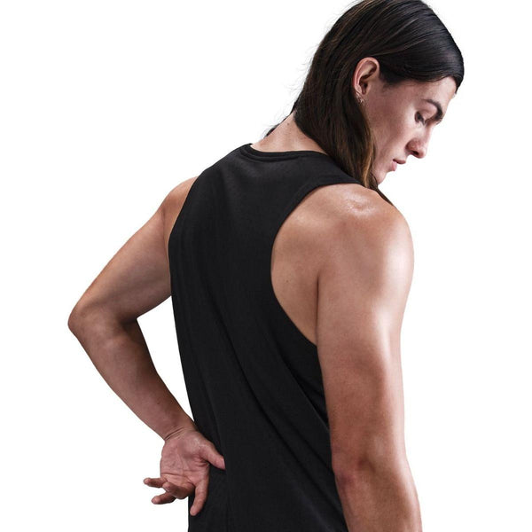 En person med langt mørkt hår, ryggen til kameraet og højre hånd bag lænden, viser Nike Dri-FIT Running Tank Top til mænd i Black/Reflective Silver frem på en hvid baggrund.