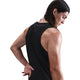 En person med langt mørkt hår, ryggen til kameraet og højre hånd bag lænden, viser Nike Dri-FIT Running Tank Top til mænd i Black/Reflective Silver frem på en hvid baggrund.