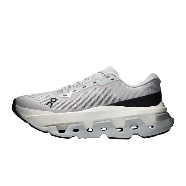 ON Cloudmonster 3 Hyper, Herre i farven Glacier/Black er en hvid sportsløbesko med en åndbar overdel i mesh, sorte detaljer og en tyk, polstret sål med store udskæringer langs siderne. Denne moderne sneaker er udstyret med den innovative CloudTec-teknologi, der sikrer enestående komfort, og har snørebånd, diskret branding såsom de karakteristiske Cloudmonster 3 Hyper-detaljer samt et elegant, geometrisk design.