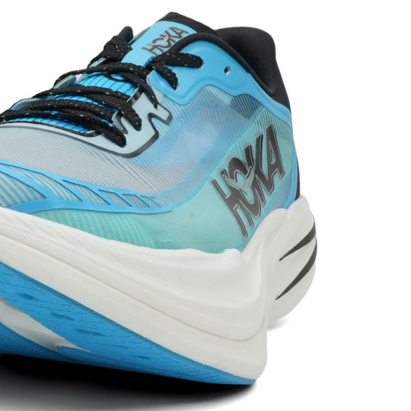 Nærbillede af Hoka Cielo X1 2.0 i Skyward Blue/Cielo Blue, en unisex konkurrencesko med sorte snørebånd, tyk hvid mellemsål med sorte accenter, carbonplade-teknologi og det fremtrædende HOKA-logo på siden.