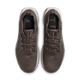 Et par Nike Pegasus Trail 5 Gore-Tex herresko i Ironstone/College Grey-Velvet Brown vises ovenfra, hvor snørebånd, mesh-struktur, hvide såler og indlægssåler med delvis branding fremhæves på en almindelig hvid baggrund.