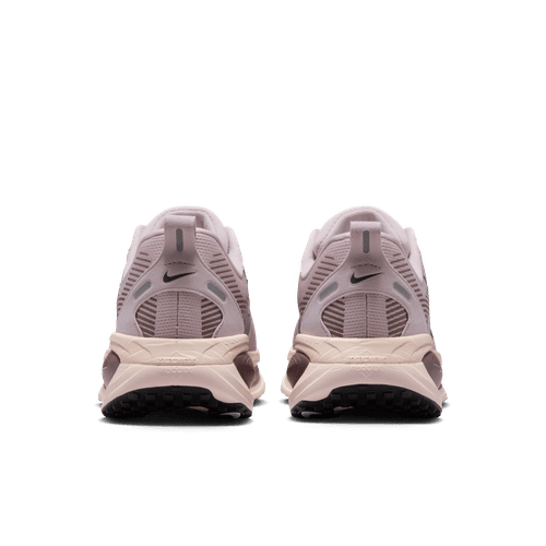 Bagside af Nike Vomero 18 Dame i Particle Rose/Off Noir-Silt Red-Tattoo på en hvid baggrund med hæl, ydersål og swoosh-logoer. Ideel løbesko dame til komfort og stil.