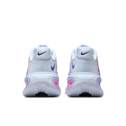 Et par Nike Vomero Premium Dame-sneakers i Blue Tint/Deep Royal Blue-Aluminum set bagfra, med blå swooshes, pink detaljer og strukturerede hvide såler på en almindelig hvid baggrund.