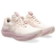 Et par Asics Gt-2000 14 Dame løbesko i Pearl Pink/Morganite med snørelukning, tyk sål og diskret branding på siden, vist i en vinkel på en hvid baggrund.