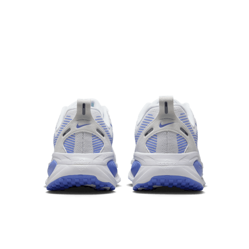 Et par Nike Vomero 18 dame i White/Royal Pulse-Football Grey set bagfra, med trædesåler, åndbar mesh-overdel, trækflige, små Nike-logoer på hver hæl og et responsivt ZoomX-mellemsål for komfort.