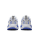 Et par Nike Vomero 18 dame i White/Royal Pulse-Football Grey set bagfra, med trædesåler, åndbar mesh-overdel, trækflige, små Nike-logoer på hver hæl og et responsivt ZoomX-mellemsål for komfort.