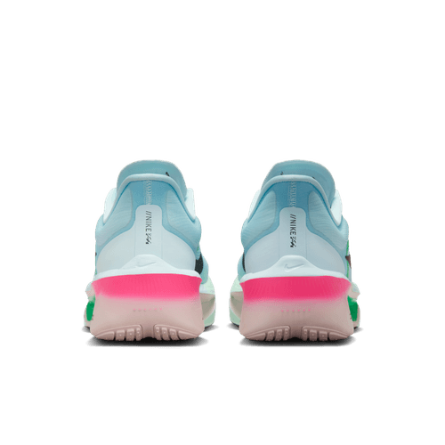 Et par Nike Zoom Fly 6 herre-sneakers i Glacier Ice/Black-Hyper Pink-Green Shock, vist bagfra med lyseblå overdel, hvide hæl-logoer og lyserøde mellemsåler med gradient. Perfekt løbesko herre på en hvid baggrund.