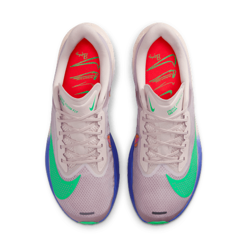 Et par Nike Zoom Fly 6 "Eliud Kipchoge" løbesko i Silt Red/Green Shock-Persian Violet med grønne swooshes, røde indersåler med Nike-logoer og blå såldetaljer, sat ovenfra på hvid baggrund.