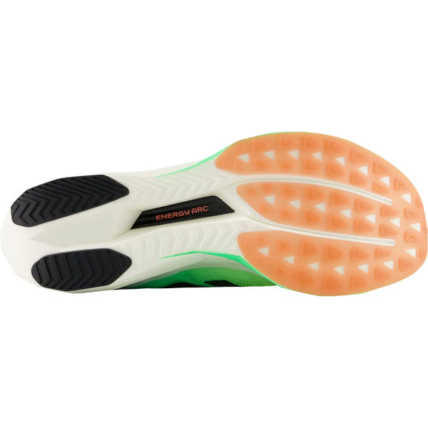 Billedet viser sålen på New Balance Fuelcell Supercomp Elite V5, Herre, White/Mint Flash EKIDEN - en maratonløbesko. Ydersålen har sort og ferskenorange gummi med riller og Energy Arc-branding på en hvid og mintfarvet baggrund.