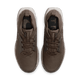 Et par Nike Pegasus Trail 5 Gore-Tex Dame-sko i Ironstone/College Grey-Velvet Brown vises ovenfra på en hvid baggrund; disse vandtætte løbesko har snørebånd og synlig tekst langs tungen.