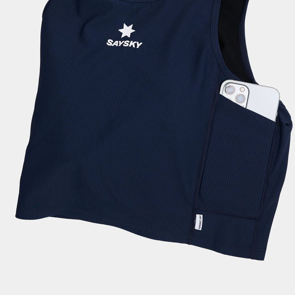 W Combat Rib Crop Top fra Saysky er en blå dame sportstop med hvidt logo og stjerne, ribbet for stil og komfort, plus en sidelomme til din smartphone.