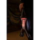 En hånd holder BeeSafe LED Harness USB Phone Pocket, Unisex, Silver, som viser fire røde lysdioder, der lyser i en lodret linje. Selen har sorte og hvide stropper og er ideel til sikre løbeture i mørke. Baggrunden er svagt oplyst og ufokuseret.