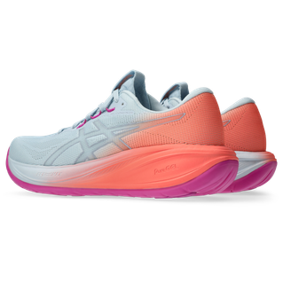 Et par Asics Gel-Cumulus 28 Dame løbesko i Sky/Sun Coral har lyseblå overdel, hvide snørebånd, en orange-pink mellemsål, neutralt træningssko design, Asics logo på siden og en afrundet pink ydersål.