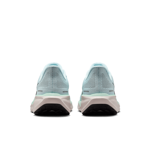 Et par Nike Pegasus 41 herre løbesko i Glacier Ice/Black-Mint Foam-Hyper Pink vises bagfra mod en hvid baggrund med overdel i mesh, React-skum-dæmpning og sorte detaljer på ydersålerne.