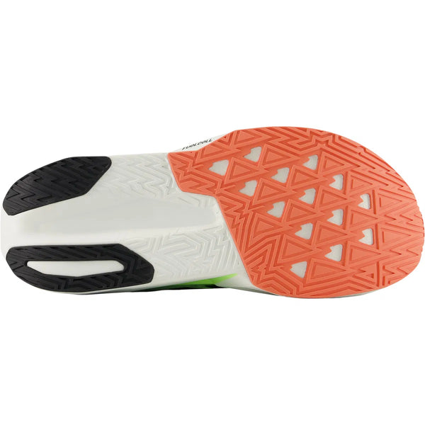 Billedet viser sålen på New Balance Fuelcell Rebel V5, Herre, White/Mint Flash EKIDEN. En hvid bund har et orange trekantet mønster samt sorte og hvide detaljer ved hælen og midtfoden.