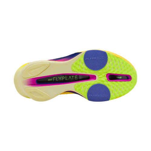 Undersiden af Nike Alphafly Next% 3 dame i Laser Orange/Indigo Burst-Citron Pulse har en sort FLYPLATE-stribe med fede gule, lilla og blå grebsmønstre plus teksturerede områder for bedre greb.