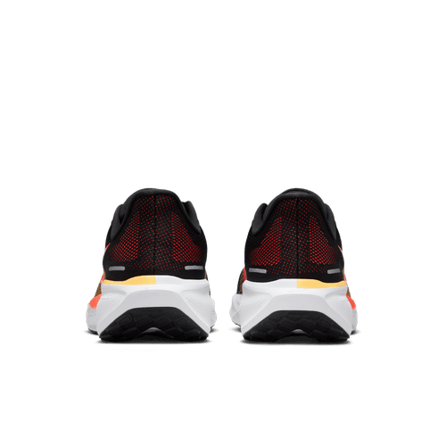 Nike Pegasus 41 herre løbesko, vist bagfra i Black/Bright Crimson-Topaz Gold, har en sort overdel med røde og gyldne detaljer, hvid mellemsål og sort ydersål - ideel til at booste dit løbetræning.